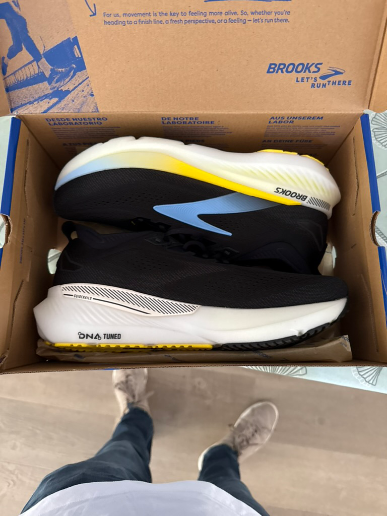 Nieuwe hardloopschoenen in hun schoenendoos